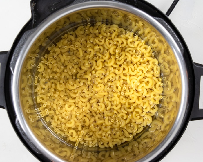 elbow macaroni and water in the instant pot