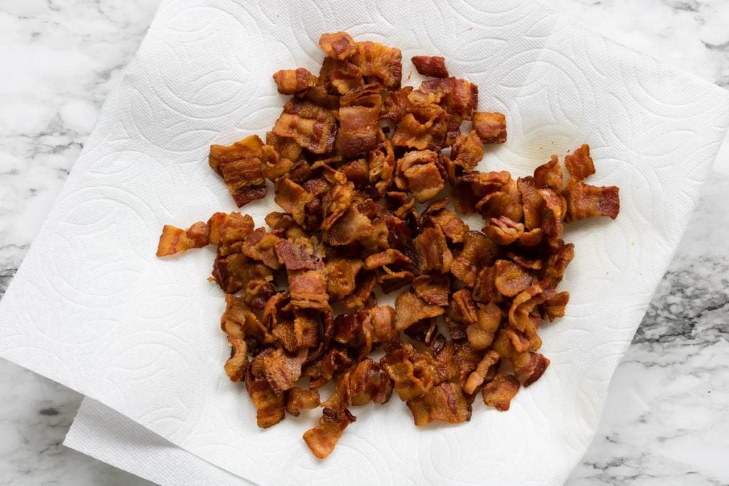 cooked bacon on a paper towel