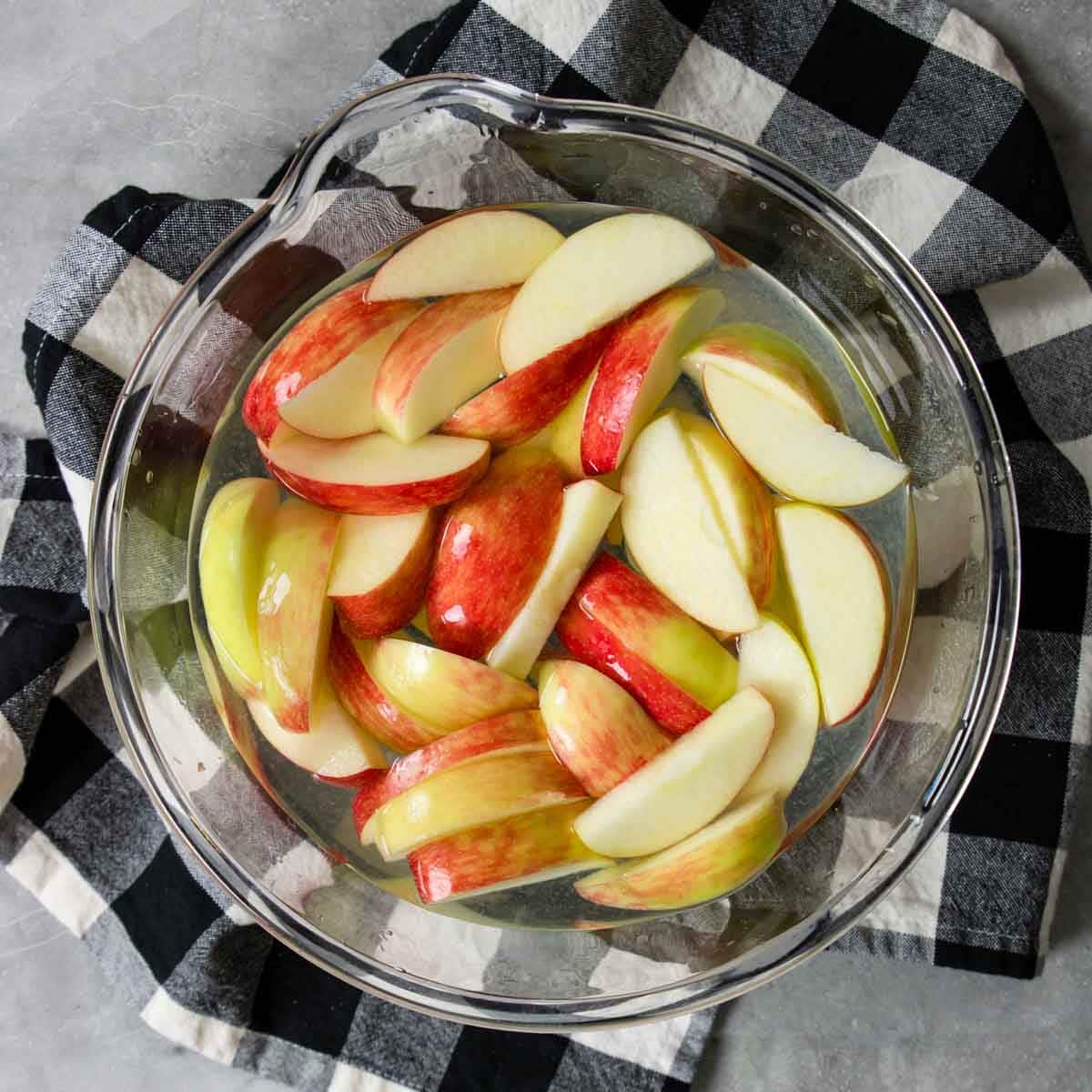 soaking apples in lemon water to prevent browning