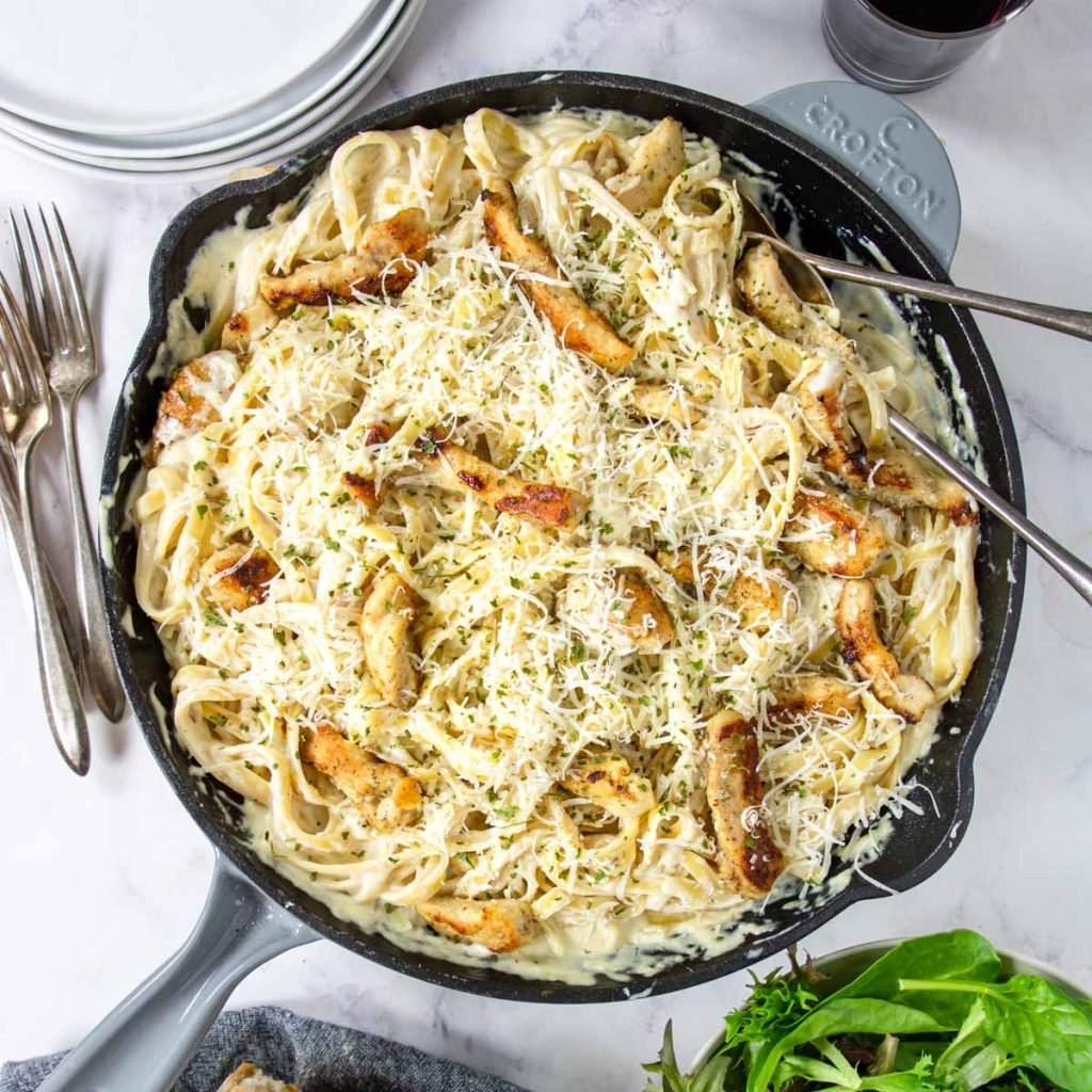 Creamy Chicken Fettuccine Alfredo - Mom's Dinner