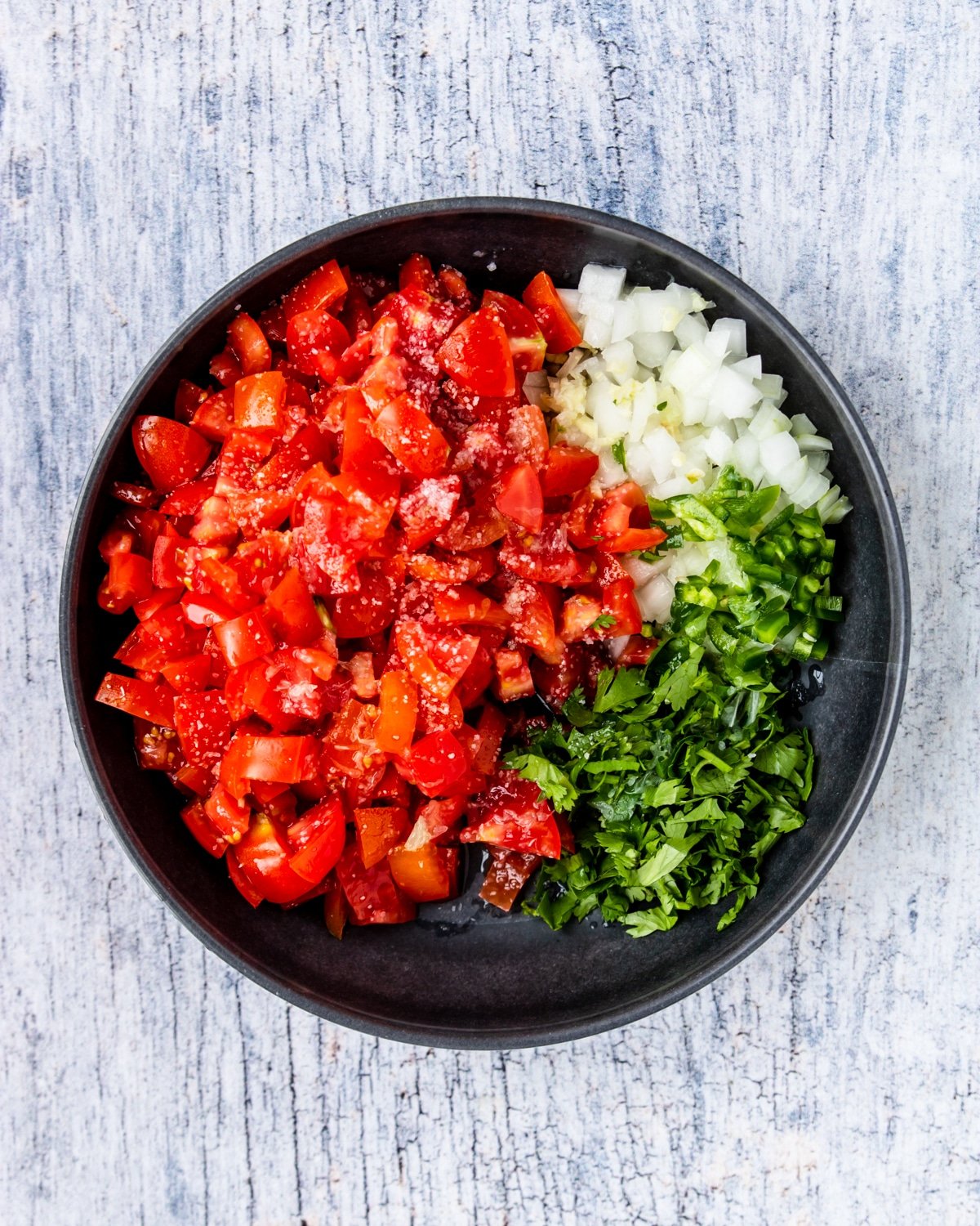 diced tomatoes, jalapenos, onion, cilantro, garlic and salt in a bowl