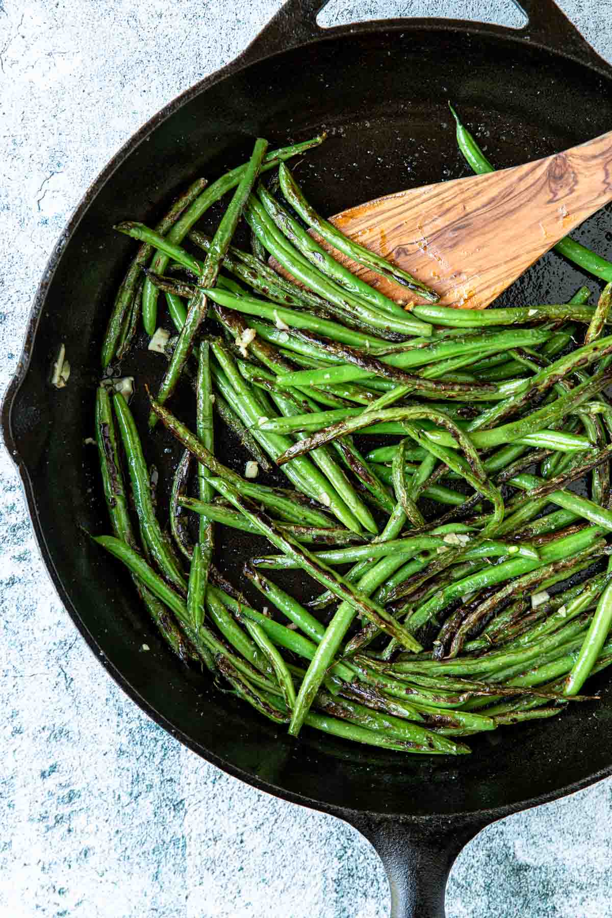 green beans in a cast iron pan 