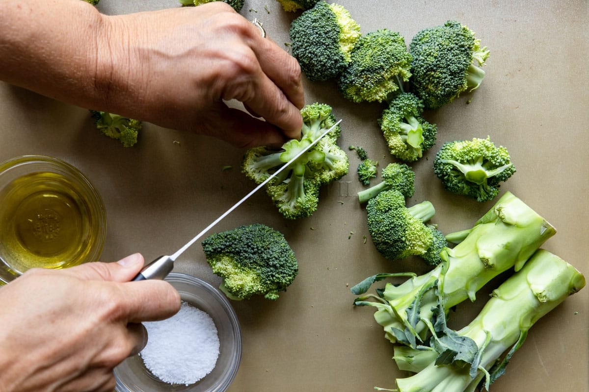 showing how to cut broccoli into florets